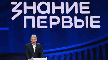 Dmitri Peskov : la Russie ne pouvait pas «ne pas réagir» face au nazisme au sein du régime de Kiev