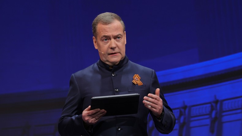 Dmitri Medvedev accuse Donald Trump d’avoir forcé l’Ukraine à céder ses ressources naturelles en échange d'une aide militaire