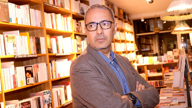 Atteinte à la mémoire des victimes de la Décennie noire : L’Algérie émet deux mandats d’arrêt internationaux contre Kamel Daoud