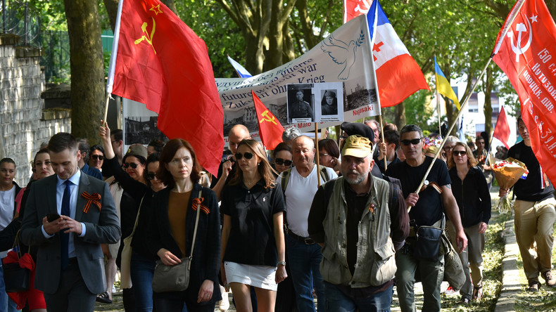 Célébrations de la Victoire : les Immortels marchent à Paris