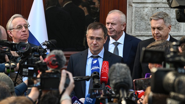 Le chef de l'équipe de négociateurs russes à Istanbul s'adresse à la presse