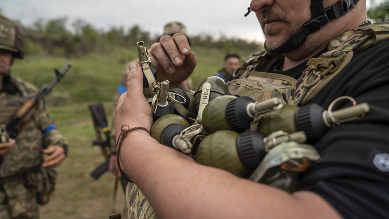 Achats d’armements à l’étranger : des centaines de millions de dollars «gaspillés» par Kiev, rapporte le FT