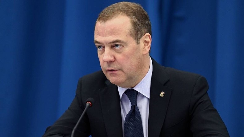 Dmitri Medvedev : «Les négociations de paix ne conduisent pas toujours à la fin des hostilités»