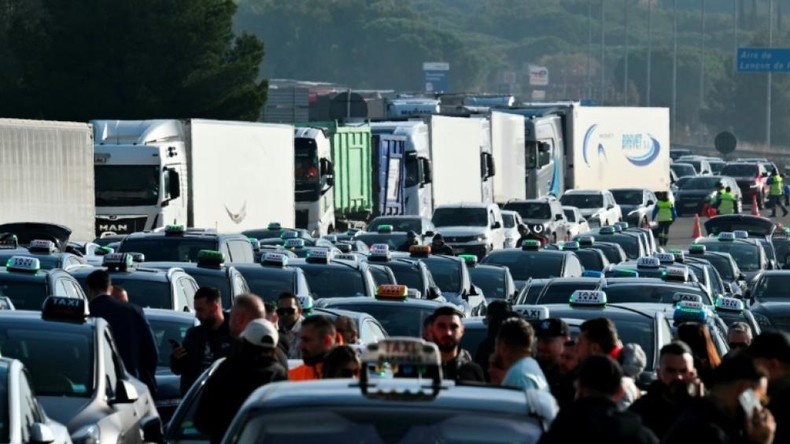 Colère des taxis en France : escargots sur les routes, violents heurts à Paris