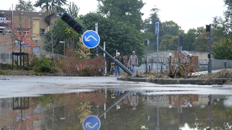 Orages et inondations dans le Var : Macron promet une reconstruction totale