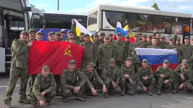 Échange de prisonniers : 270 militaires et 120 civils russes rapatriés après un accord avec Kiev