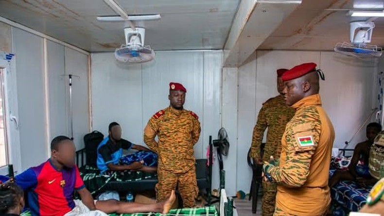 Le président du Burkina Faso rend visite aux militaires blessés à l'hôpital militaire Tanguet-Ouattara