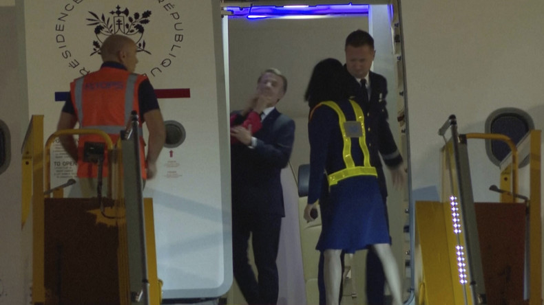 «Nous nous chamaillions» : Emmanuel Macron accuse les réseaux d’emballement ridicule après la gifle de Brigitte au Vietnam