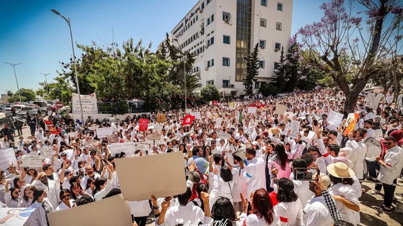 Tunisie : 1 600 jeunes médecins sur 1 900 choisissent l’exil en 2025