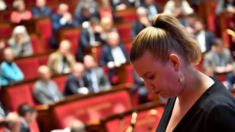 Mathilde Panot : la comparaison entre voile des fillettes et baptême chrétien enflamme le débat