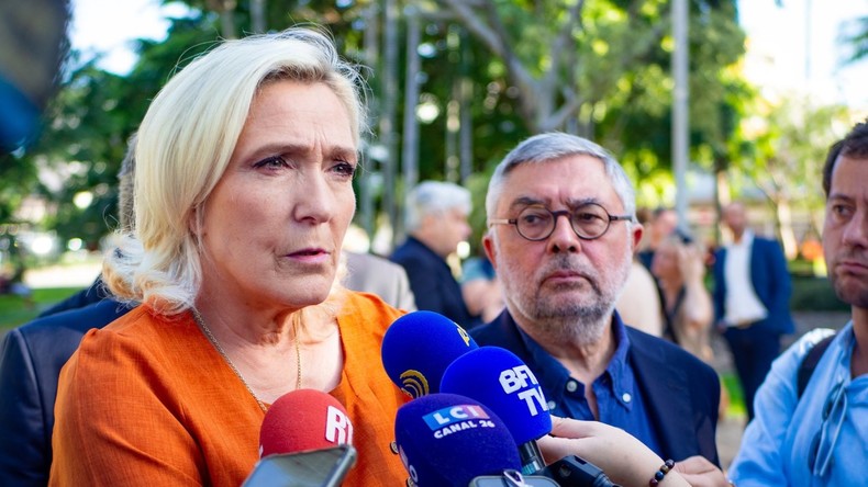 Marine Le Pen recadre Bardella depuis la Nouvelle-Calédonie et confirme sa candidature pour 2027