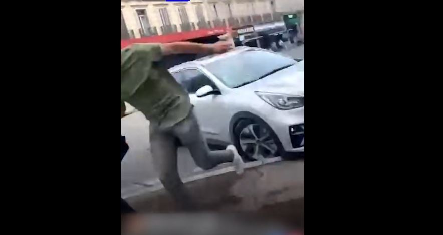 Marseille : une voiture fonce sur les chauffeurs de taxi qui manifestent