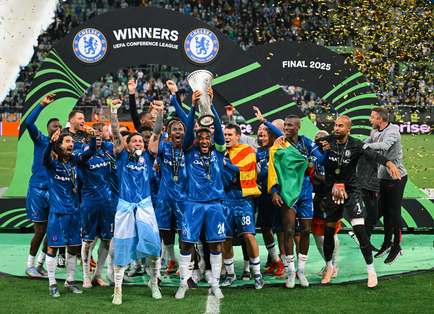 Chelsea domine le Betis et remporte la Conference League, des affrontements en marge de la rencontre