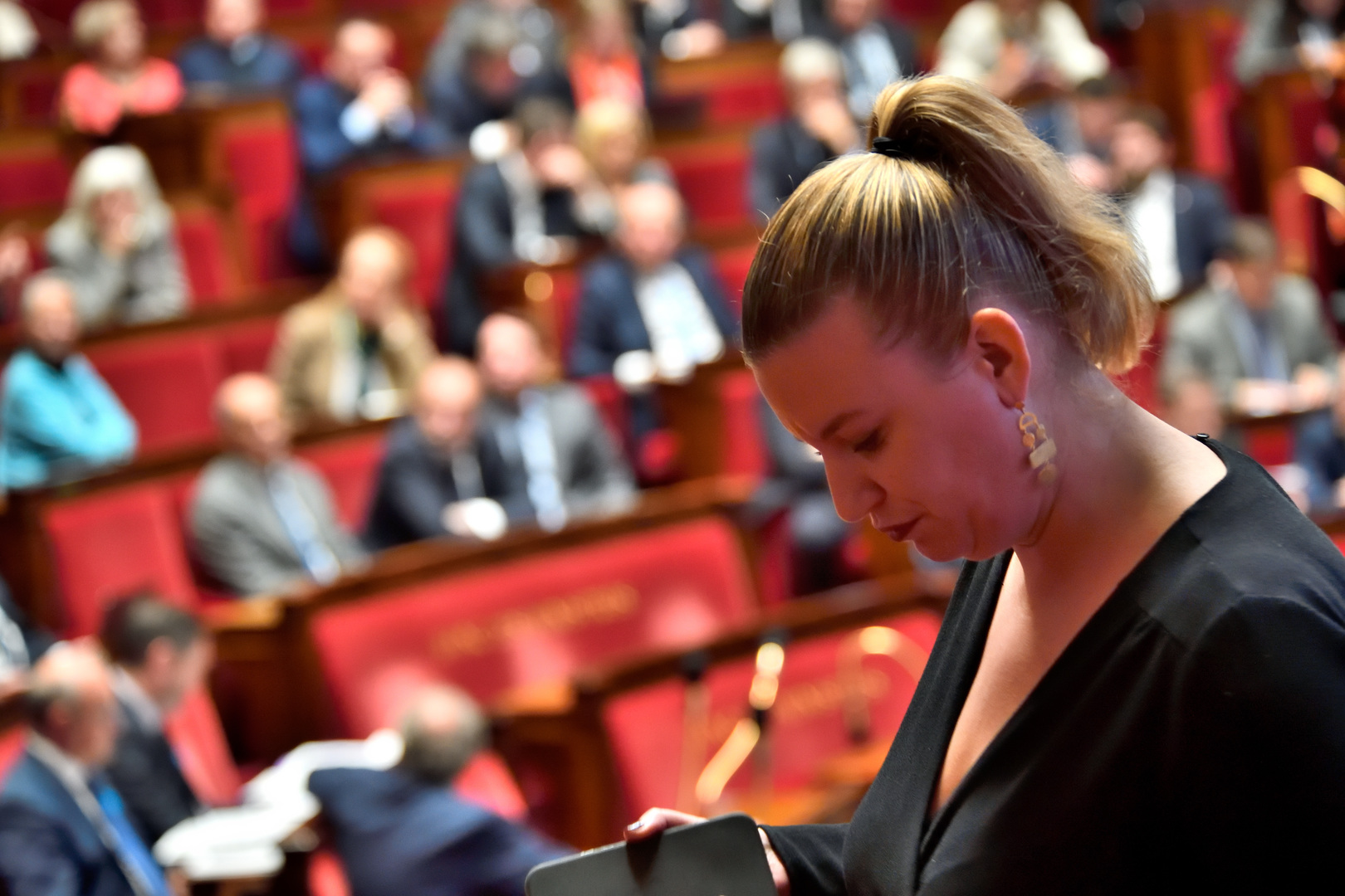 Mathilde Panot : la comparaison entre voile des fillettes et baptême chrétien enflamme le débat