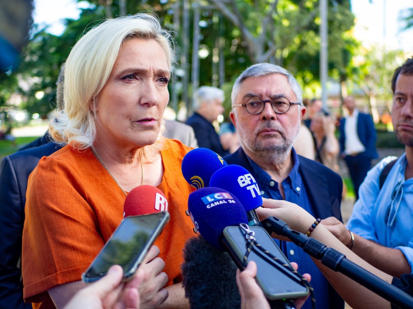 Marine Le Pen recadre Bardella depuis la Nouvelle-Calédonie et confirme sa candidature pour 2027