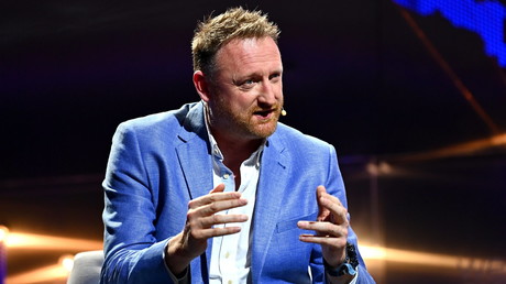 «C'est vraiment choquant» : le journaliste de RT Chay Bowes revient sur son interpellation puis son expulsion de Roumanie