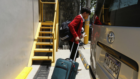 Les États-Unis lancent des expulsions volontaires rémunérées : 64 migrants renvoyés au Honduras et en Colombie