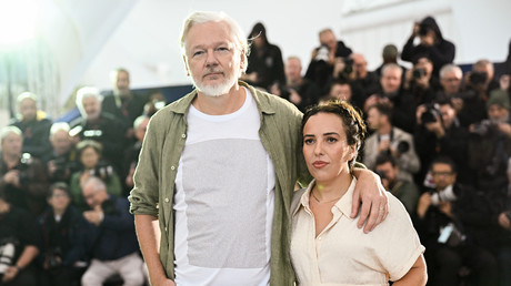 À Cannes, Julian Assange est arrivé avec un T-shirt portant les noms d'enfants palestiniens tués par les FDI