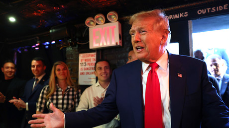 Trump dîne avec les acheteurs de sa cryptomonnaie, l'opposition démocrate s'insurge