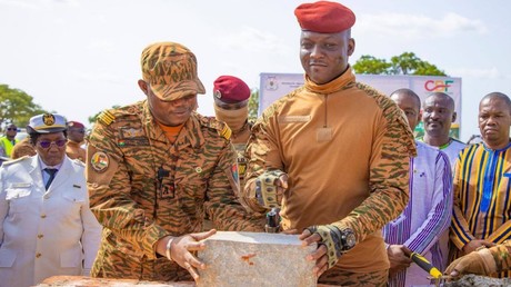 Burkina Faso : le président pose la première pierre d’une usine de transformation de pomme de cajou