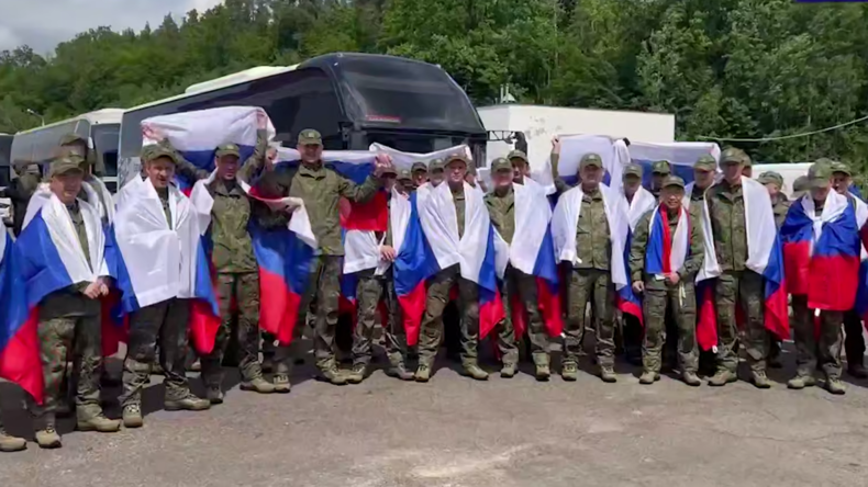 La Russie récupère un groupe de militaires russes en échange de militaires ukrainiens remis à Kiev