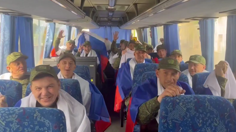 La Russie récupère un autre groupe de militaires en échange de prisonniers de guerre remis à l'Ukraine