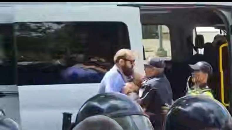 Moldavie : après un face-à-face LGBT-orthodoxes, la police brutalise un prêtre et un enfant