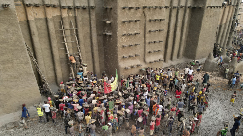 Mali : des milliers de Maliens se rassemblent pour recrépir la mosquée de Djenné