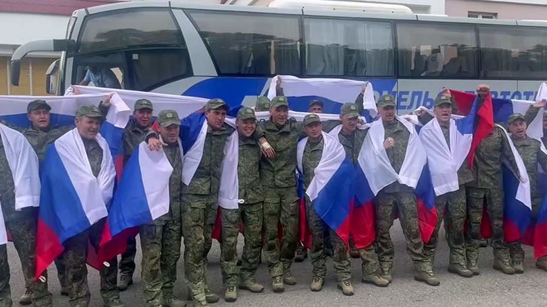 Des militaires russes rapatriés après un nouvel échange de prisonniers avec l’Ukraine