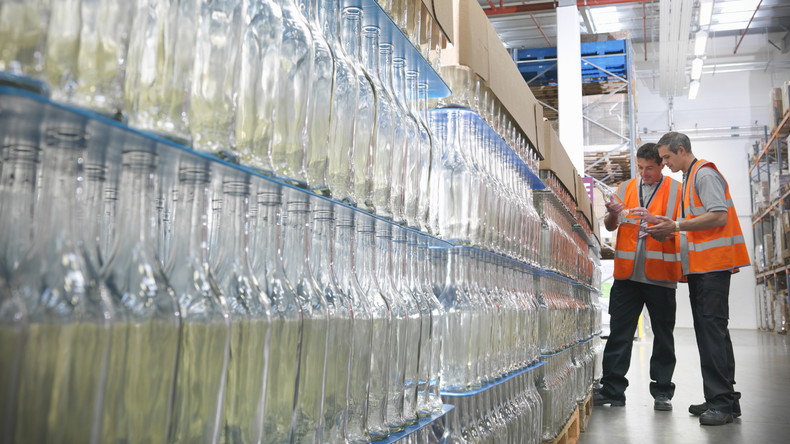 Bouteilles en verre : une étude révèle une contamination inattendue aux microplastiques