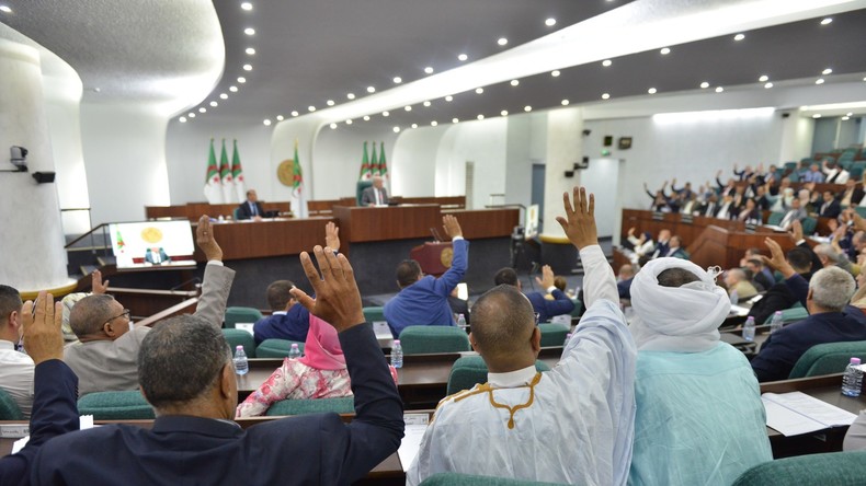 Algérie : le Parlement adopte une loi favorable aux investisseurs étrangers dans les mines