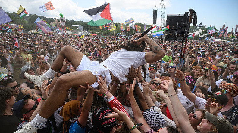 «Mort, mort aux IDF» : la BBC confrontée à une polémique après un concert rap à Glastonbury