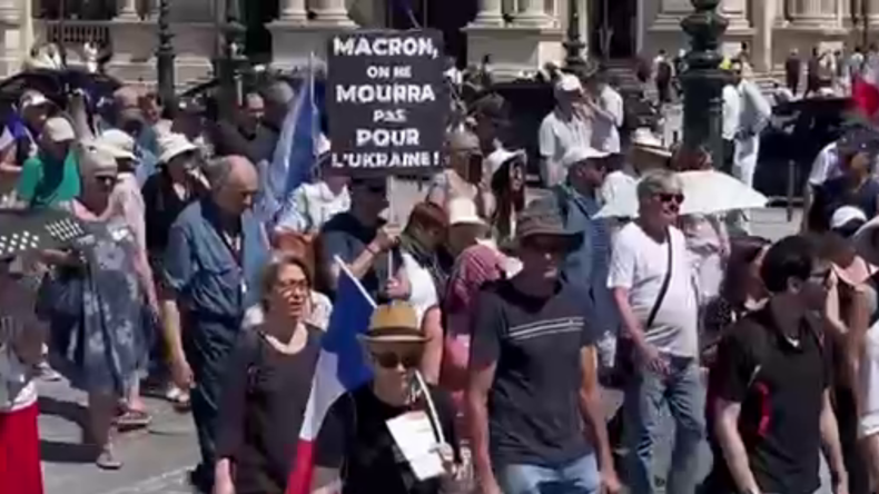 «Macron, on ne mourra pas pour l’Ukraine» : une manifestation contre l’aide financière aux pays en guerre à Paris