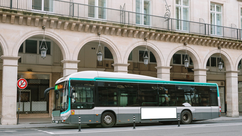 «C’est Nicolas qui paie» : Île-de-France et RATP offrent 165 bus à la Tunisie