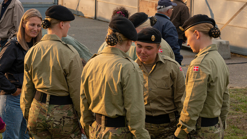 Égalité au front : le Danemark impose le service militaire aux femmes