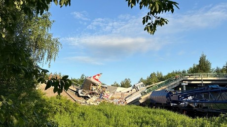 Russie : sept morts et plus de 70 blessés dans le déraillement d’un train causé par l'explosion d'un pont