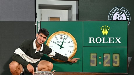 Alcaraz renverse Sinner dans une finale épique à Roland-Garros