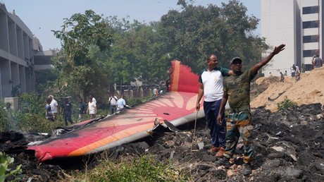 Crash d'avion en Inde : un survivant retrouvé parmi les débris, selon la police locale