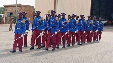 L'armée de l'air du Burkina Faso renforce la lutte antiterroriste avec 22 nouveaux pilotes, dont 2 femmes