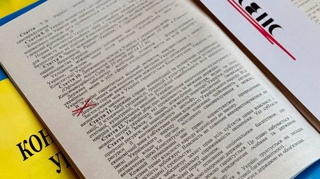 Discrimination de la langue russe en Ukraine : à Kiev, on distribue une Constitution avec le passage sur la langue russe raturé