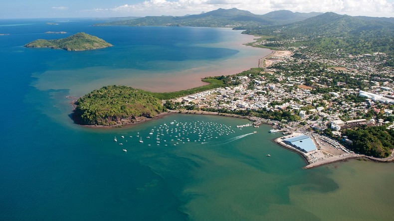 Mayotte : adoption du projet de loi pour la «refondation» et débats enflammés
