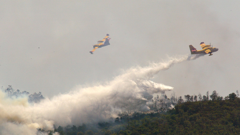 Incendie ravageur près de Narbonne : 1 500 hectares touchés, l'A9 coupée et des pompiers blessés