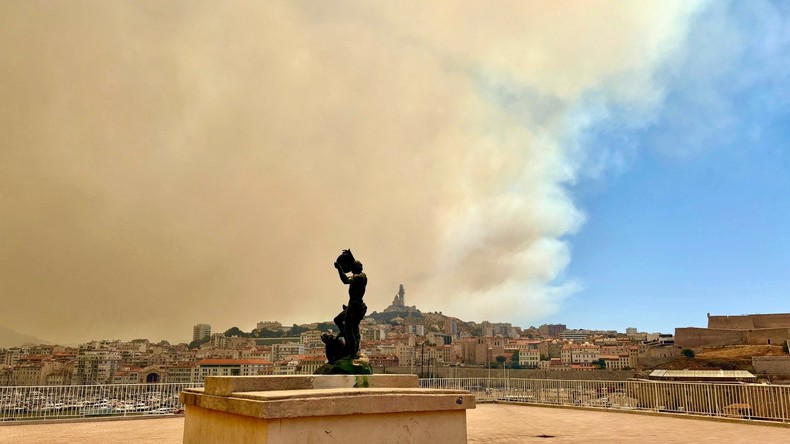 Marseille : un incendie parti de l’A552 menace les quartiers nord