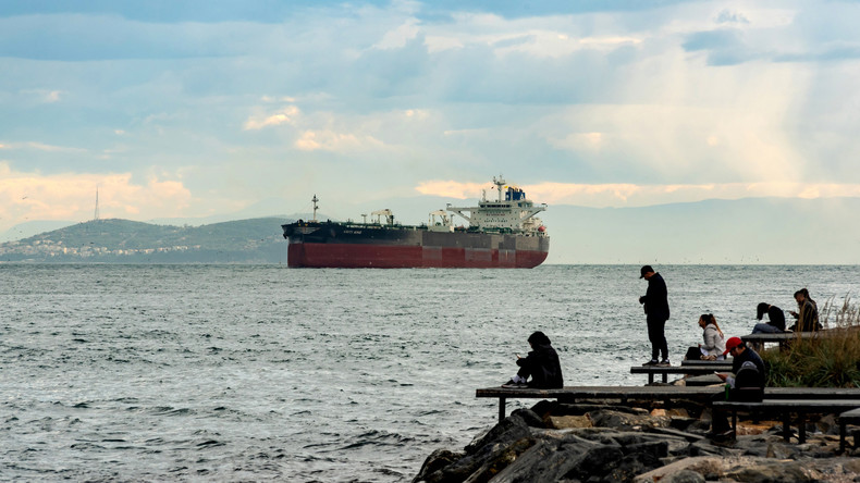 Sanctions : Bruxelles planche sur un plafonnement flottant du prix du pétrole russe