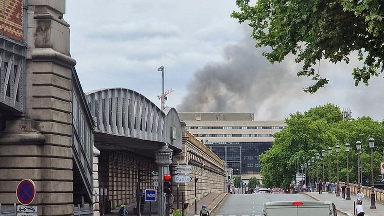 Incendie à Paris : un immeuble en construction ravagé, risque d’effondrement