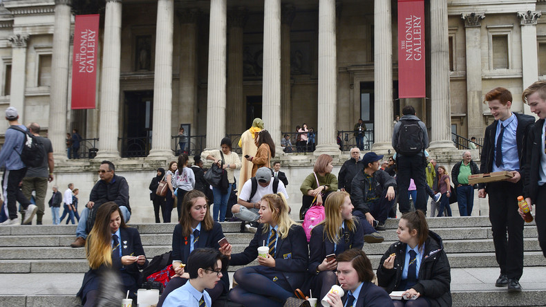 Lutte contre la misogynie dans les écoles britanniques : une initiative éducative dès 2026