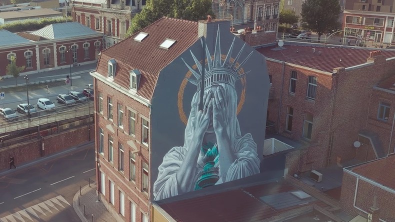France : la fresque d'une statue de la liberté qui se couvre le visage de honte à Roubaix