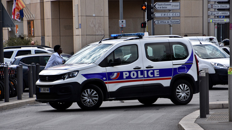 Quartiers nord de Marseille : une voiture de police percutée, les agents pris à partie