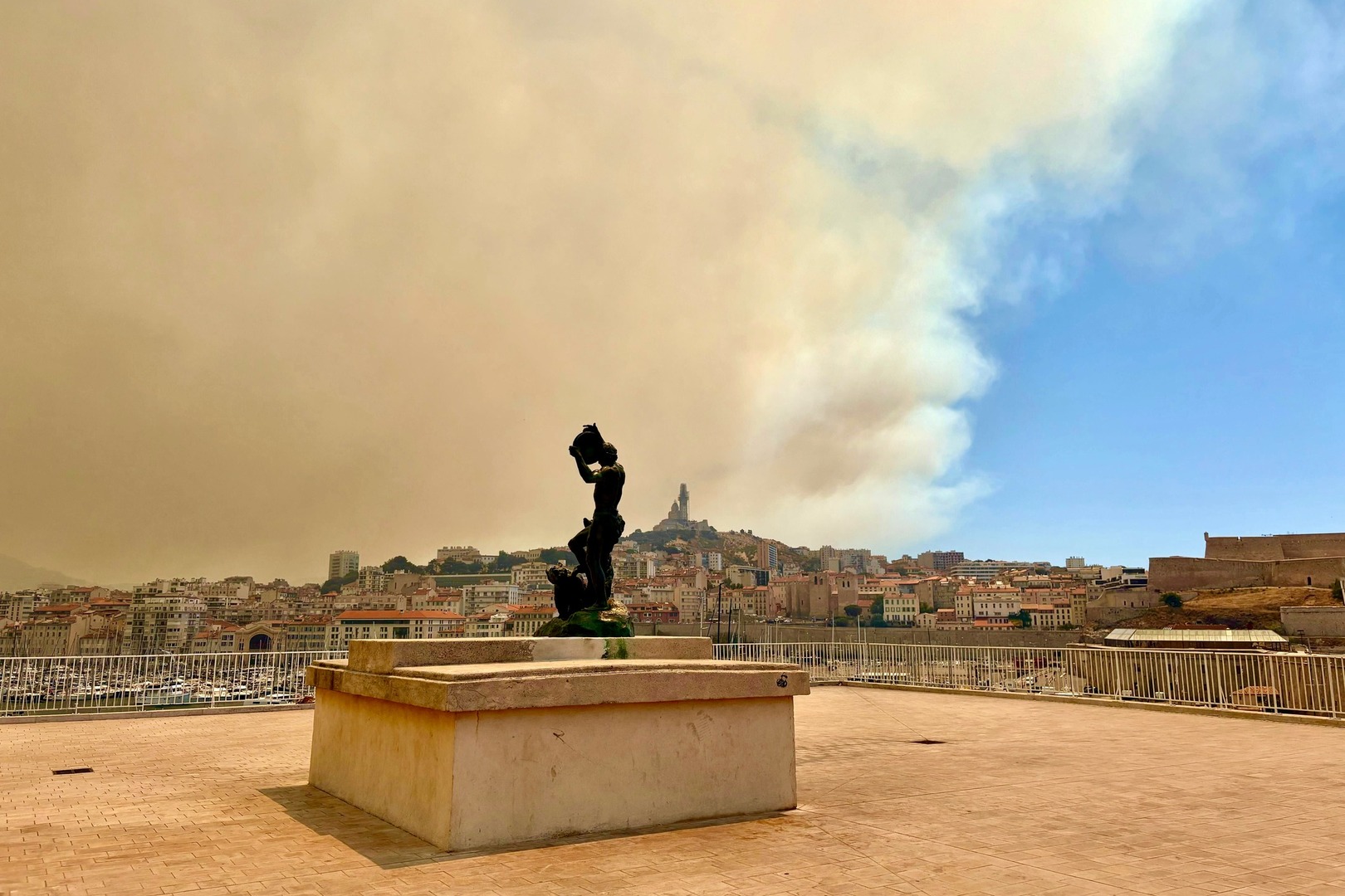 Marseille : un incendie parti de l’A552 menace les quartiers nord