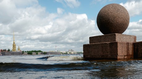 Saint-Pétersbourg, protégée par sa digue, évite une inondation historique